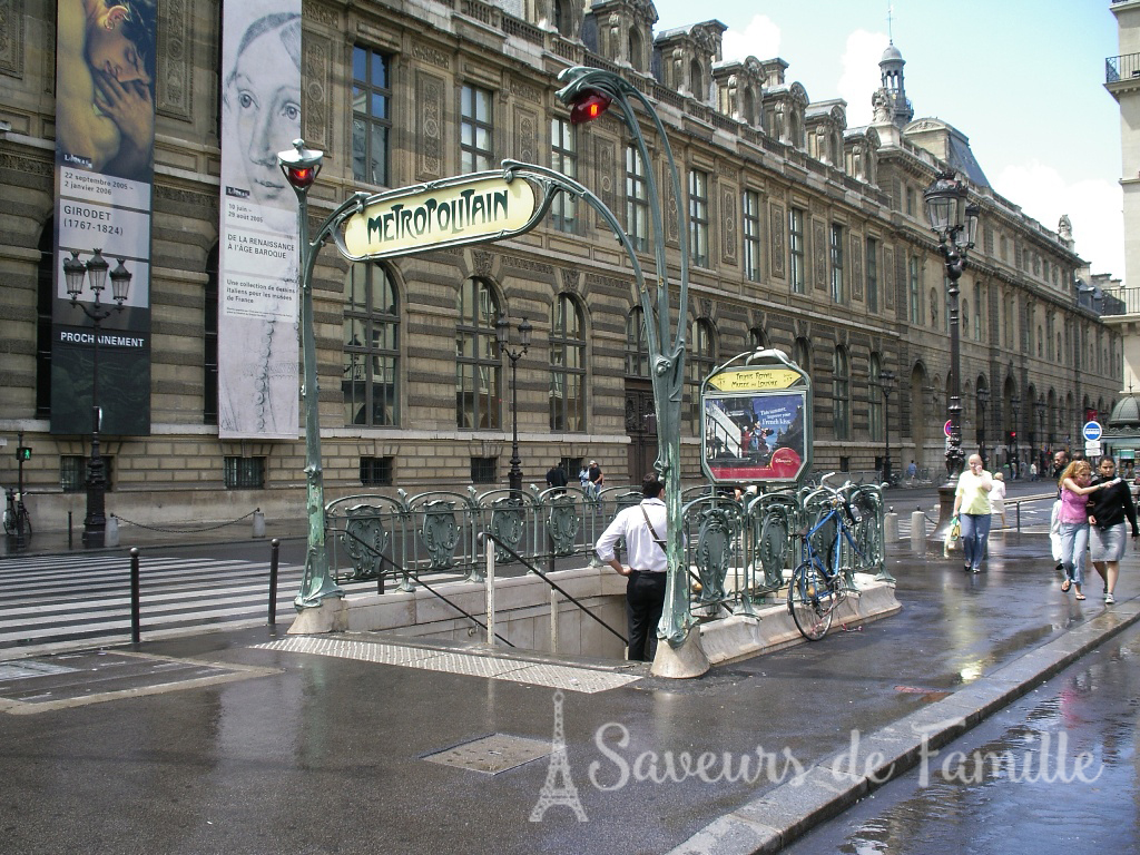 The Palais de Louvre on the left of the Rue de Rivoli